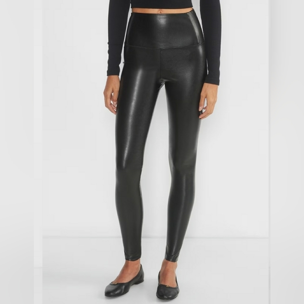 Aritzia Wilfred Free Daria Pant High-Waisted  Leggings, Color black.  Size S